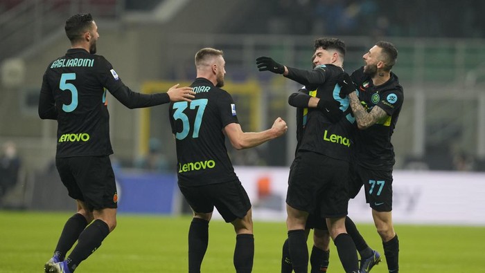 Inter Milans Alessandro Bastoni, second from right, is hugged by teammates after scoring during the Serie A soccer match between Inter Milan and Lazio at the San Siro Stadium, in Milan, Italy, Sunday, Jan. 9, 2022. (AP Photo/Antonio Calanni)