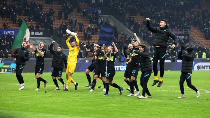 MILAN, ITALY - JANUARY 09: FC Internazionale players celebrate victory in front of their fans following the Serie A match between FC Internazionale v SS Lazio at Stadio Giuseppe Meazza on January 09, 2022 in Milan, Italy. (Photo by Marco Luzzani/Getty Images)