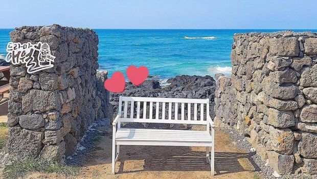 Lokasi kursi taman di pinggir pantai Pulau Jeju tempat Jimin BTS melakukan handstand.