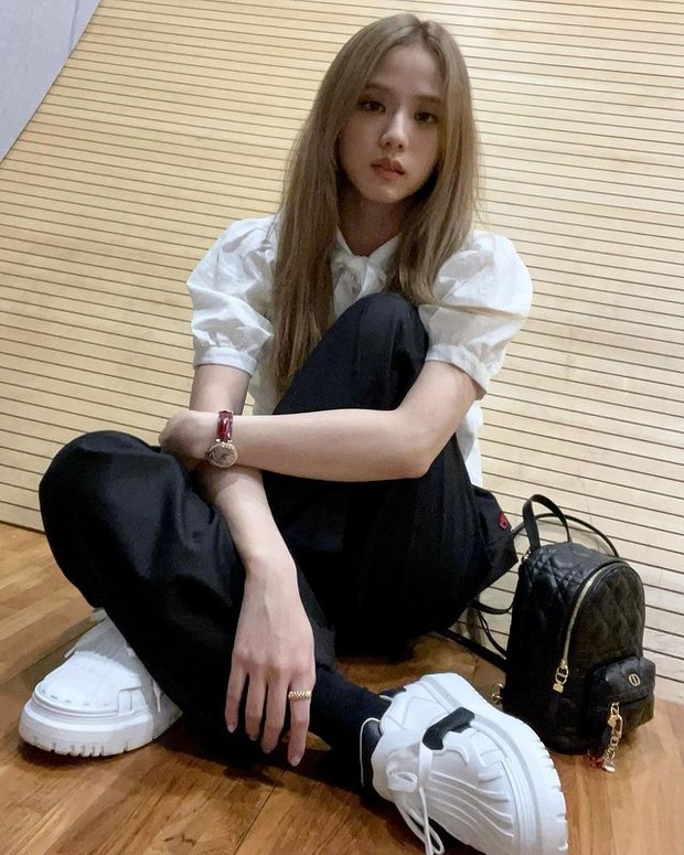 Jisoo dengan Tas Ransel dari Dior