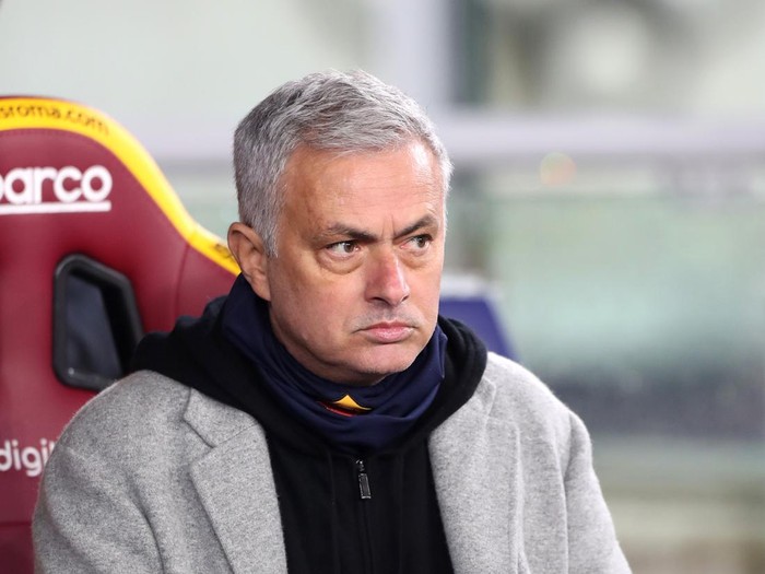 ROME, ITALY - JANUARY 09: Jose Mourinho, Head Coach of AS Roma looks on prior to the Serie A match between AS Roma v Juventus at Stadio Olimpico on January 09, 2022 in Rome, Italy. (Photo by Paolo Bruno/Getty Images)