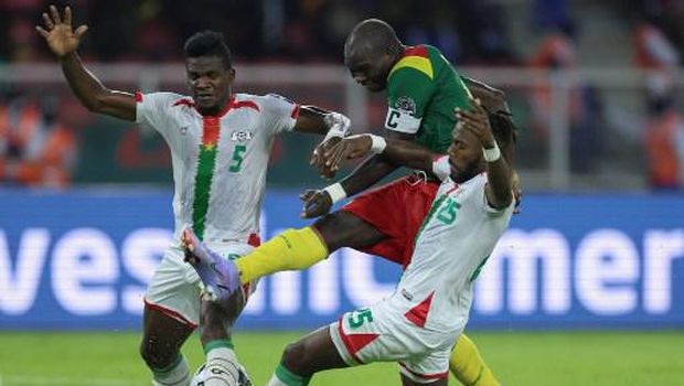Cameroon's forward Vincent Aboubakar (C) is tackled by Burkina Faso's defender Steeve Yago (R) and Burkina Faso's defender Patrick Malo (L) during the Group A Africa Cup of Nations (CAN) 2021 football match between Cameroon and Burkina Faso at Stade d'Olemb in Yaounde on January 9, 2022. (Photo by Kenzo Tribouillard / AFP)