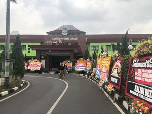 Kantor Wali Kota Bekasi Dibanjiri Karangan Bunga, Ada Apa?
