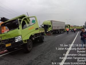 Kecelakaan Beruntun 3 Truk di Km 27 Tol Merak, 2 Orang Tewas Kecelakaan Beruntun 3 Truk di Km 27 Tol Merak, 2 Orang Tewas