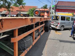 Truk Rem Blong Tabrak 4 mobil dan Motor di Jombang, 1 Tewas-2 Luka Truk Rem Blong Tabrak 4 mobil dan Motor di Jombang, 1 Tewas-2 Luka