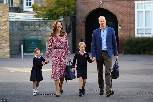 Kate Middleton menyempatkan waktu untuk mengantar anak-anak ke sekolah