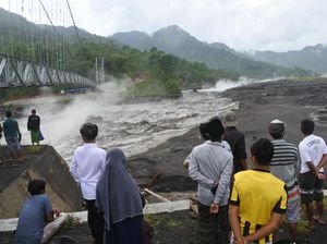 Lahar Hujan Gunung Semeru Jadi Tontonan Warga Lahar Hujan Gunung Semeru Jadi Tontonan Warga