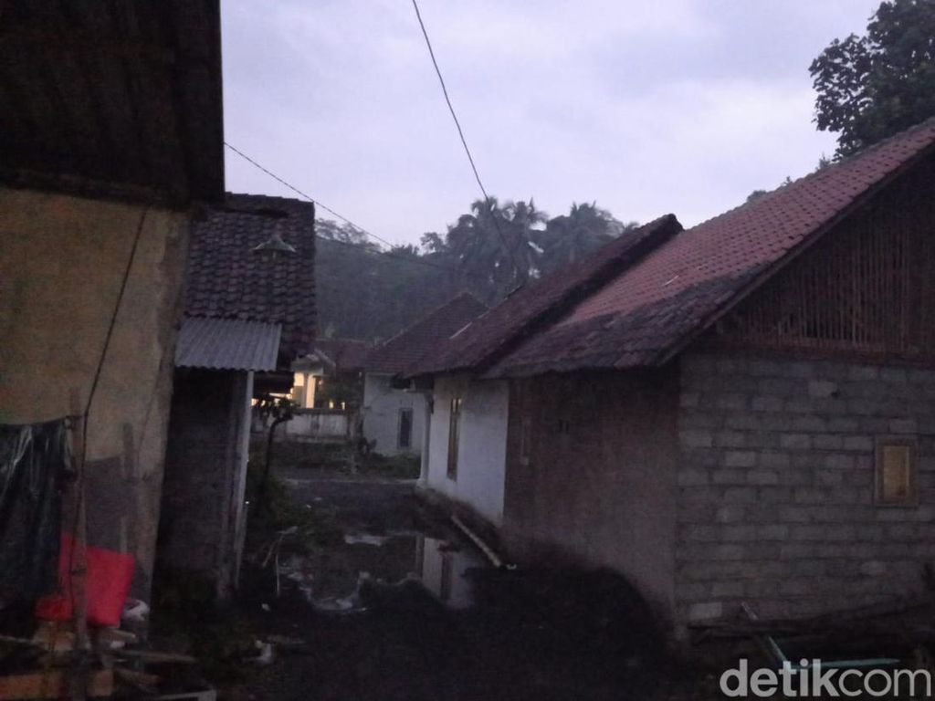 Warga Lereng Semeru Berhamburan Keluar Rumah Saat Gempa M 4.9 Guncang Malang