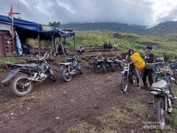Melihat Kehidupan Jasa Ojek Pendaki Rinjani