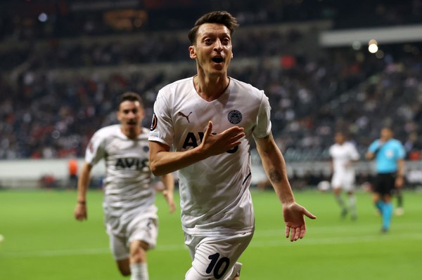 FRANKFURT AM MAIN, GERMANY - SEPTEMBER 16: Mesut Ozil of Fenerbahce celebrates after scoring their sides first goal during the UEFA Europa League group D match between Eintracht Frankfurt and Fenerbahce at Deutsche Bank Park on September 16, 2021 in Frankfurt am Main, Germany. (Photo by Alex Grimm/Getty Images)