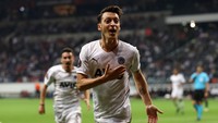 4. Mesut Özil - 121 gol dan 240 assist sepanjang karier. Foto: (Getty Images/Alex Grimm)
