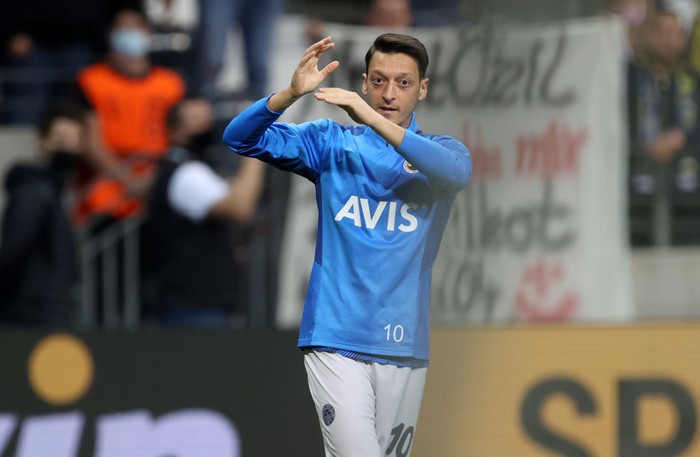FRANKFURT AM MAIN, GERMANY - SEPTEMBER 16: Mesut Ozil of Fenerbahce acknowledges the fans as he warms up prior to the UEFA Europa League group D match between Eintracht Frankfurt and Fenerbahce at Deutsche Bank Park on September 16, 2021 in Frankfurt am Main, Germany. (Photo by Alex Grimm/Getty Images)