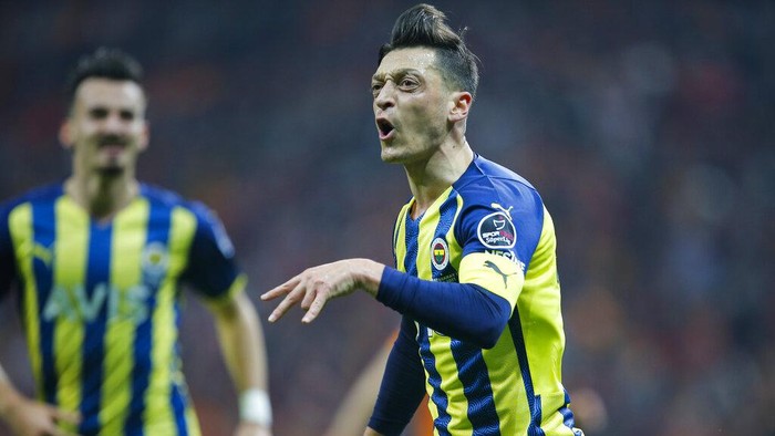 Mesut Ozil Fenerbahce's Mesut Ozil celebrates after scoring his side's first goal during the Turkish Super League soccer match between Galatasaray and Fenerbahce, in Istanbul, Turkey, Sunday, Nov. 21, 2021. (AP Photo)