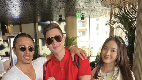 Mewahnya Liburan Verrell Bramasta di Dubai, Makan Steak Salt Bae