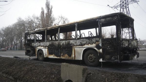 Deretan Bangkai Mobil yang Hangus Terbakar dalam Kerusuhan Kazakhstan