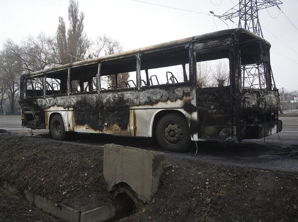 Deretan Bangkai Mobil yang Hangus Terbakar dalam Kerusuhan Kazakhstan
