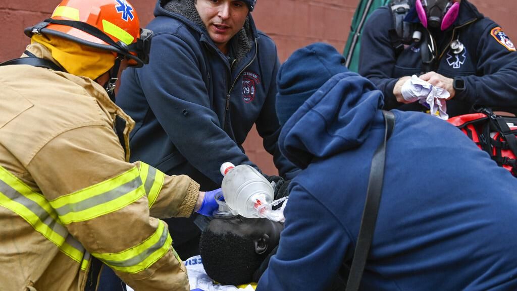 Momen Evakuasi Korban Kebakaran Besar di Apartemen New York