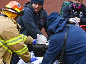 Momen Evakuasi Korban Kebakaran Besar di Apartemen New York