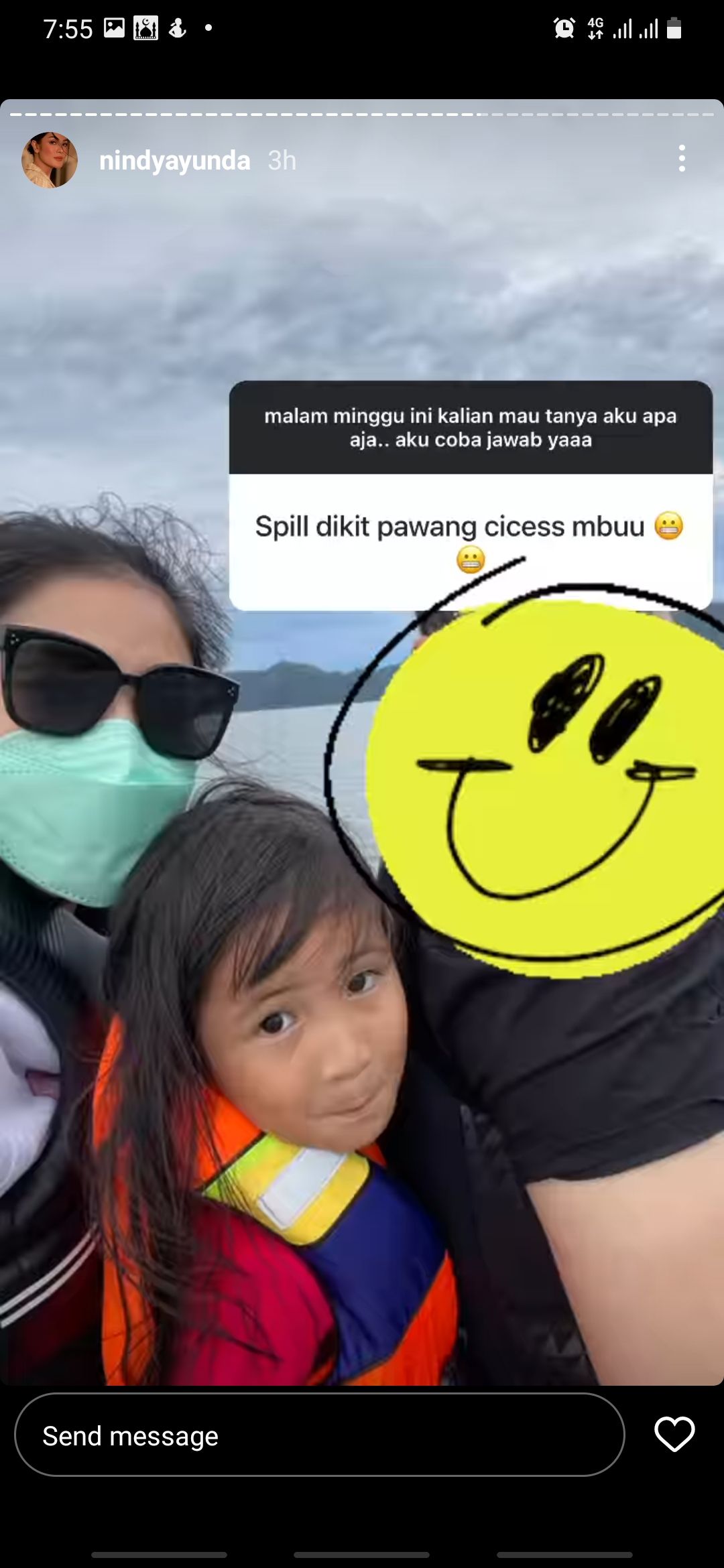 Nindy Ayun dan sosok pria yang disebutnya sebagai pawang putri bungsunya.