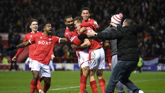 NOTTINGHAM, ENGLAND - JANUARY 09: Lewis Grabban of Nottingham Forest celebrates with teammates and fans after scoring their sides first goal during the Emirates FA Cup Third Round match between Nottingham Forest and Arsenal at City Ground on January 09, 2022 in Nottingham, England. (Photo by Laurence Griffiths/Getty Images)
