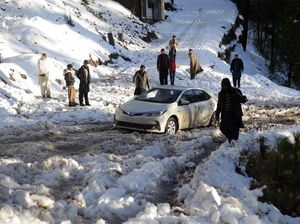 Badai Salju Terjang Pusat Turis di Pakistan, 22 Orang Tewas Membeku