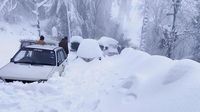 Ngeriii... Ribuan Mobil Terjebak Badai Salju di Resor Pakistan