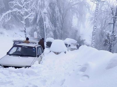 Ngeriii... Ribuan Mobil Terjebak Badai Salju di Resor Pakistan