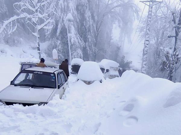Ngeriii... Ribuan Mobil Terjebak Badai Salju di Resor Pakistan
