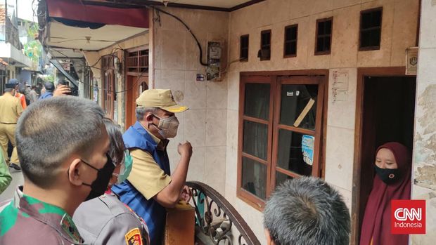 Kegiatan testing massal yang digelar Pemprov DKI Jakarta di empat titik zona merah RW 02 Krukut, Tamansari, Jakarta Barat, pada Senin (10/1) sepi pengunjung.