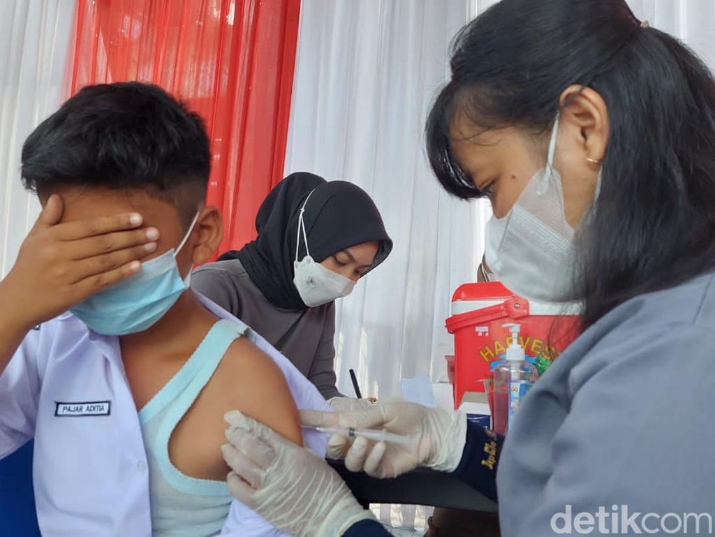 Siswa SD Tasikmalaya Jalani Vaksinasi Covid-19 di Hari Pertama PTM