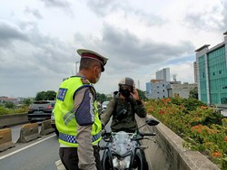 Razia di Flyover Pesing, 92 Pengendara Motor Ditilang!