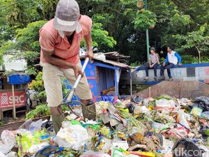 Duh! 80 Persen Sampah di Lebak Dibuang ke Kebun-Sungai