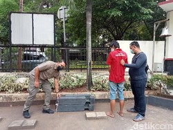 Pria Ini Curi 4 Tiang Pembatas Trotoar di Jakpus, Apa Motifnya?