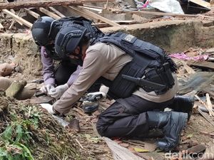 Polisi Temukan Bahan Peledak di Lokasi Ledakan Maut Pandeglang Polisi Temukan Bahan Peledak di Lokasi Ledakan Maut Pandeglang