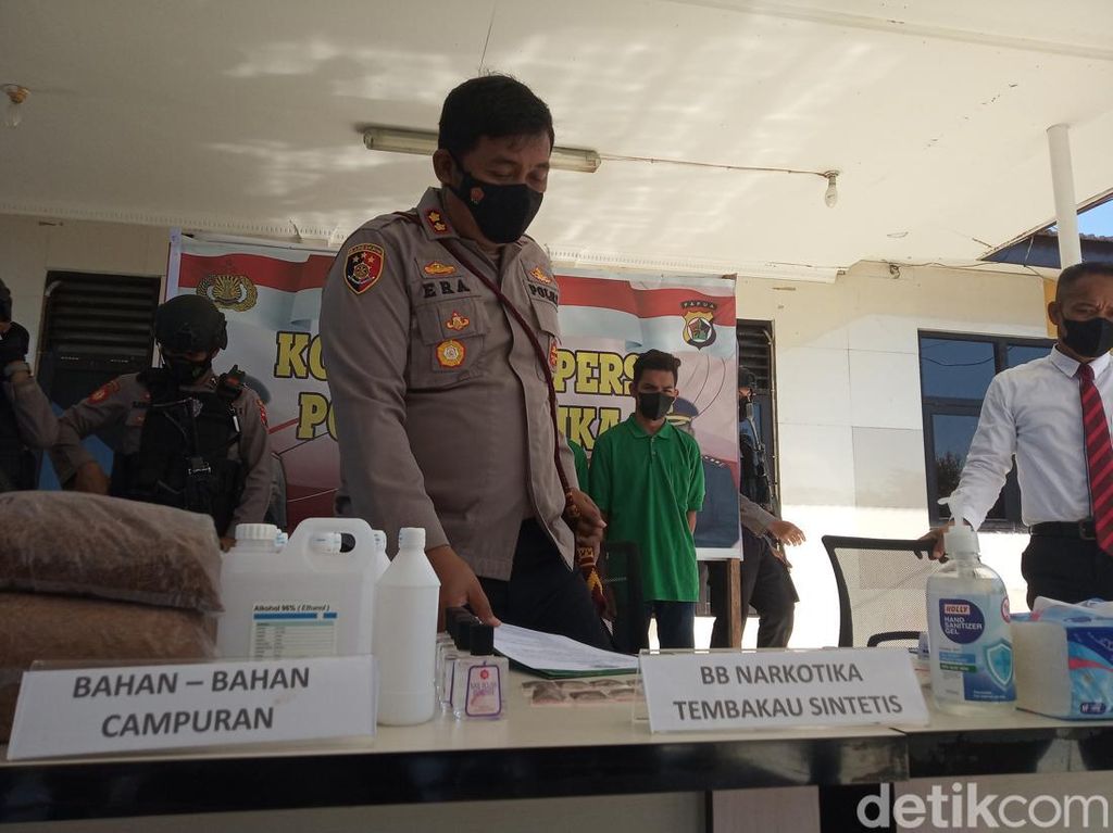 Polres Mimika Ungkap Produksi Tembakau Sintetis Beromzet Ratusan Juta Polres Mimika Ungkap Produksi Tembakau Sintetis Beromzet Ratusan Juta