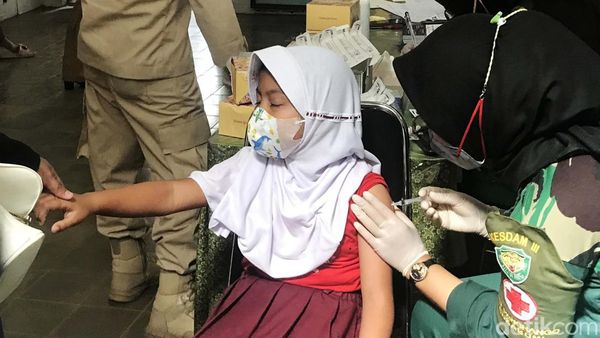 Potret Anak SD Disuntik Vaksin, Tutup Mata Hingga Menangis