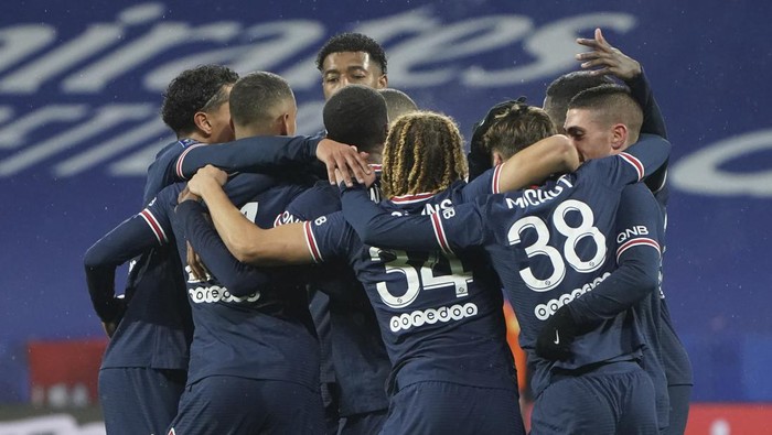 PSG players celebrate after PSGs Thilo Kehrer, second from left, scored his sides opening goal during the French League One soccer match between Lyon and Paris Saint-Germain in Lyon, France, Sunday, Jan. 9, 2022. (AP Photo/Laurent Cipriani)