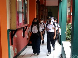 Omicron Diprediksi Naik, Komisi X Minta PTM Tetap Berjalan