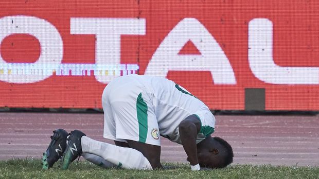 DAKAR, SENEGAL - MARCH 26: Sadio Mane of Senegal celebrates after scoring during a friendly match between Senegal and Mali after both teams qualified for the 2019 CAN held in Egypt, on March 26, 2019 in Dakar, Senegal. (Photo by Xaume Olleros/Getty Images)