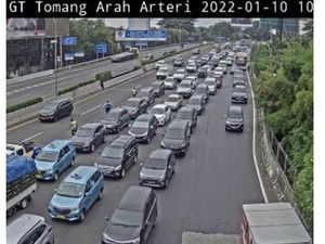 Truk Mogok di Tanjakan Jalan Layang Tol Tomang Arah Semanggi, Lalin Macet