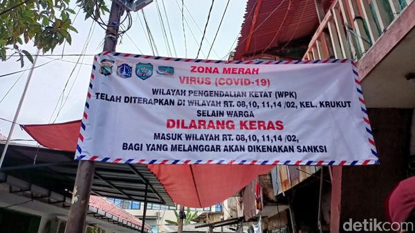 Sunyi Sepi di RW Krukut Jakbar saat Micro-lockdown Dijaga Polisi