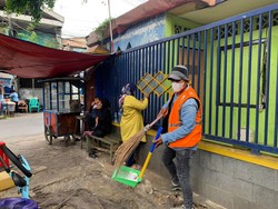 Tak Pakai Masker, 34 Warga di Jaksel Disanksi Denda hingga Menyapu Jalan