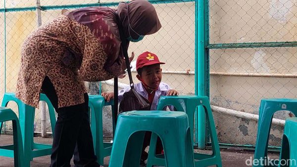Takut Disuntik, Siswa SD Ini Sembunyi di Balik Kursi
