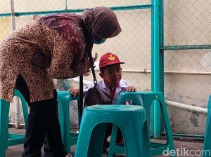 Takut Disuntik, Siswa SD Ini Sembunyi di Balik Kursi