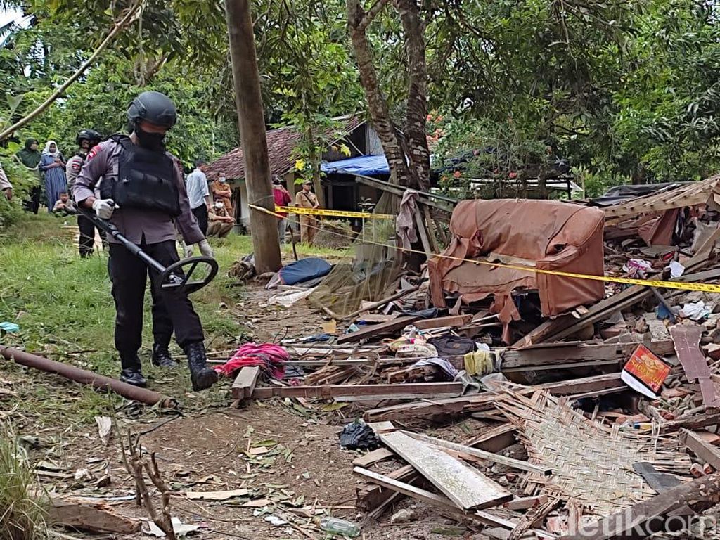 Tim Gegana Polda Banten Sisir Lokasi Ledakan Maut di Pandeglang