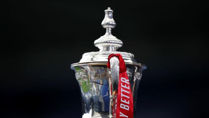 LEICESTER, ENGLAND - MARCH 21: A detailed view of the Emirates FA Cup Trophy is seen prior to the Emirates FA Cup Quarter Final  match between Leicester City and Manchester United at The King Power Stadium on March 21, 2021 in Leicester, England. Sporting stadiums around the UK remain under strict restrictions due to the Coronavirus Pandemic as Government social distancing laws prohibit fans inside venues resulting in games being played behind closed doors.  (Photo by Alex Pantling/Getty Images)