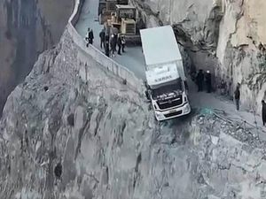 Waduh! Gara-gara Ikuti GPS, Truk Nyaris Masuk Jurang