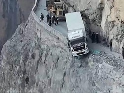 Waduh! Gara-gara Ikuti GPS, Truk Nyaris Masuk Jurang