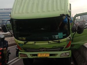 Truk Angkut Galon Mogok di Flyover Kalibata Jaksel, Lalin Macet