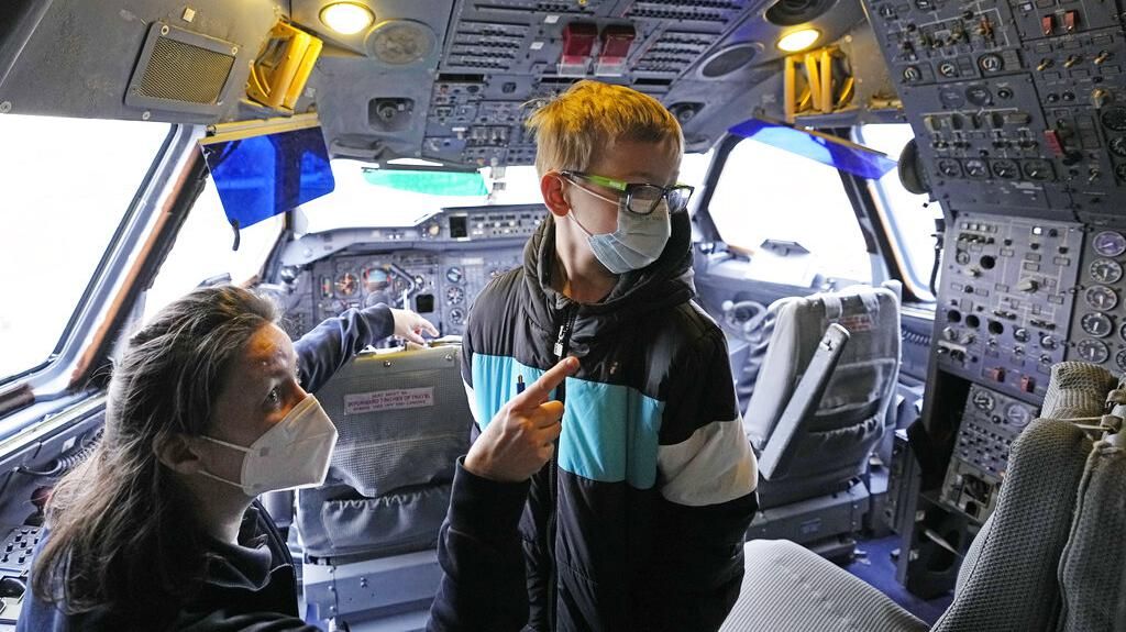 Unik! Pesawat di Jerman Disulap Jadi Tempat Vaksinasi Anak